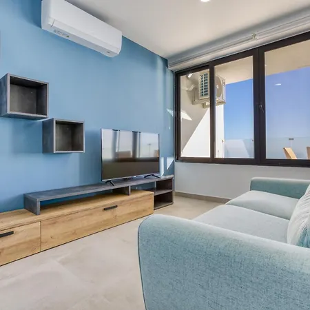Seafront With Balcony & Sea Views By Jl סליאמה