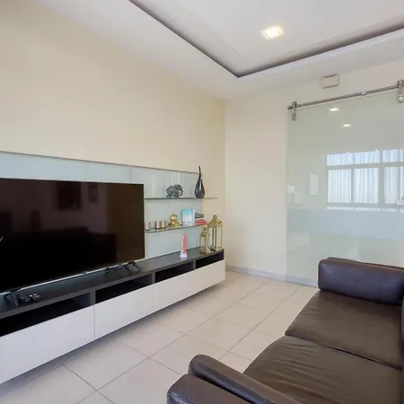 Seafront With Balcony & Sea Views By Jl דירה