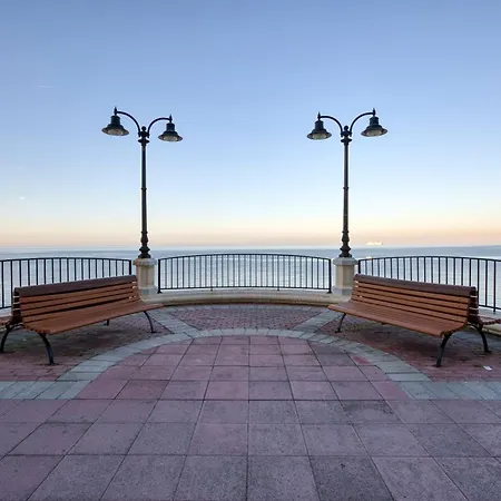 Seafront With Balcony & Sea Views By Jl *