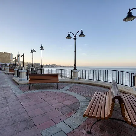 Seafront With Balcony & Sea Views By Jl סליאמה