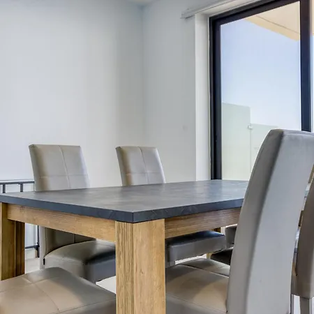 דירה Seafront With Balcony & Sea Views By Jl סליאמה