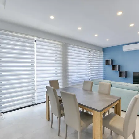 Seafront With Balcony & Sea Views By Jl סליאמה