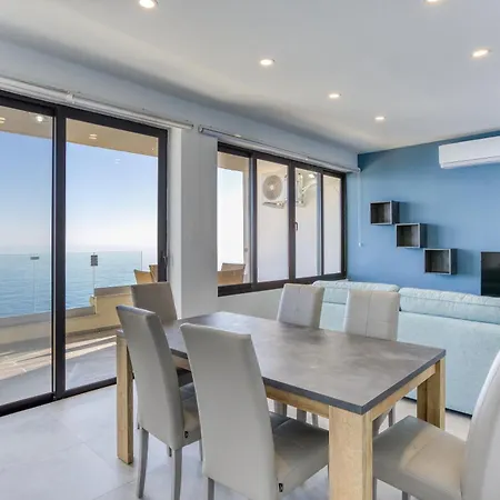 Seafront With Balcony & Sea Views By Jl דירה