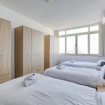 Seafront With Balcony & Sea Views By Jl דירה