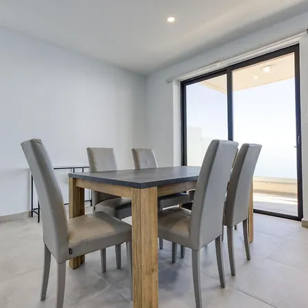 Seafront With Balcony & Sea Views By Jl * סליאמה