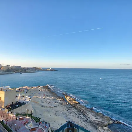 Seafront With Balcony & Sea Views By Jl דירה