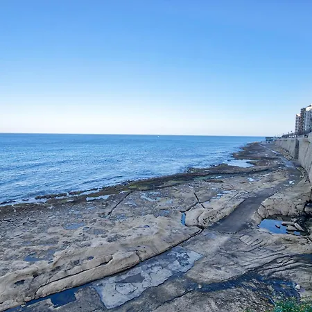 דירה Seafront With Balcony & Sea Views By Jl סליאמה
