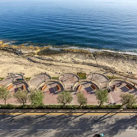 Seafront With Balcony & Sea Views By Jl סליאמה